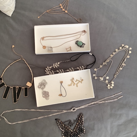 Assorted jewelry - Picture 1 of 1